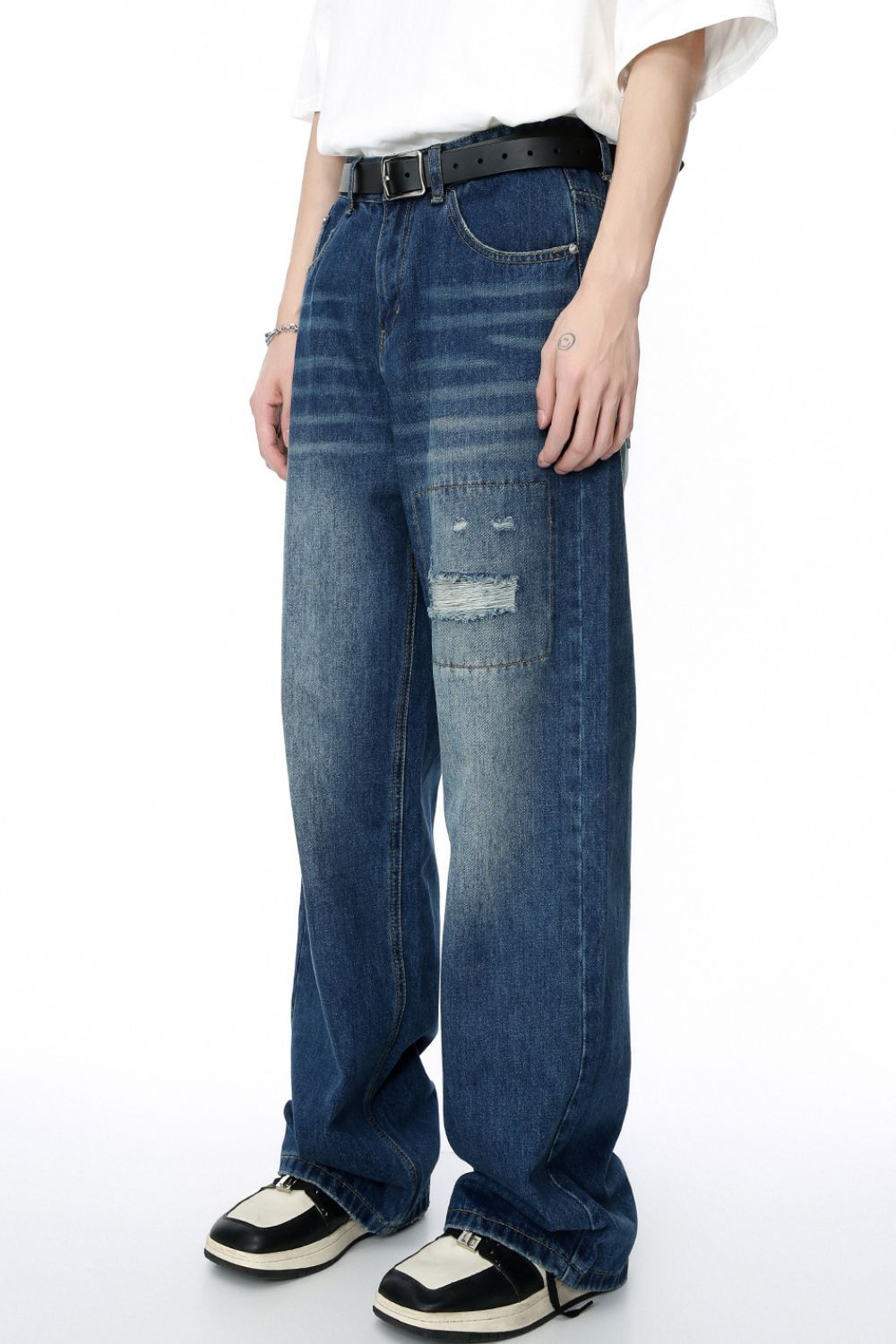 Men's Distressed Applique Straight Jeans