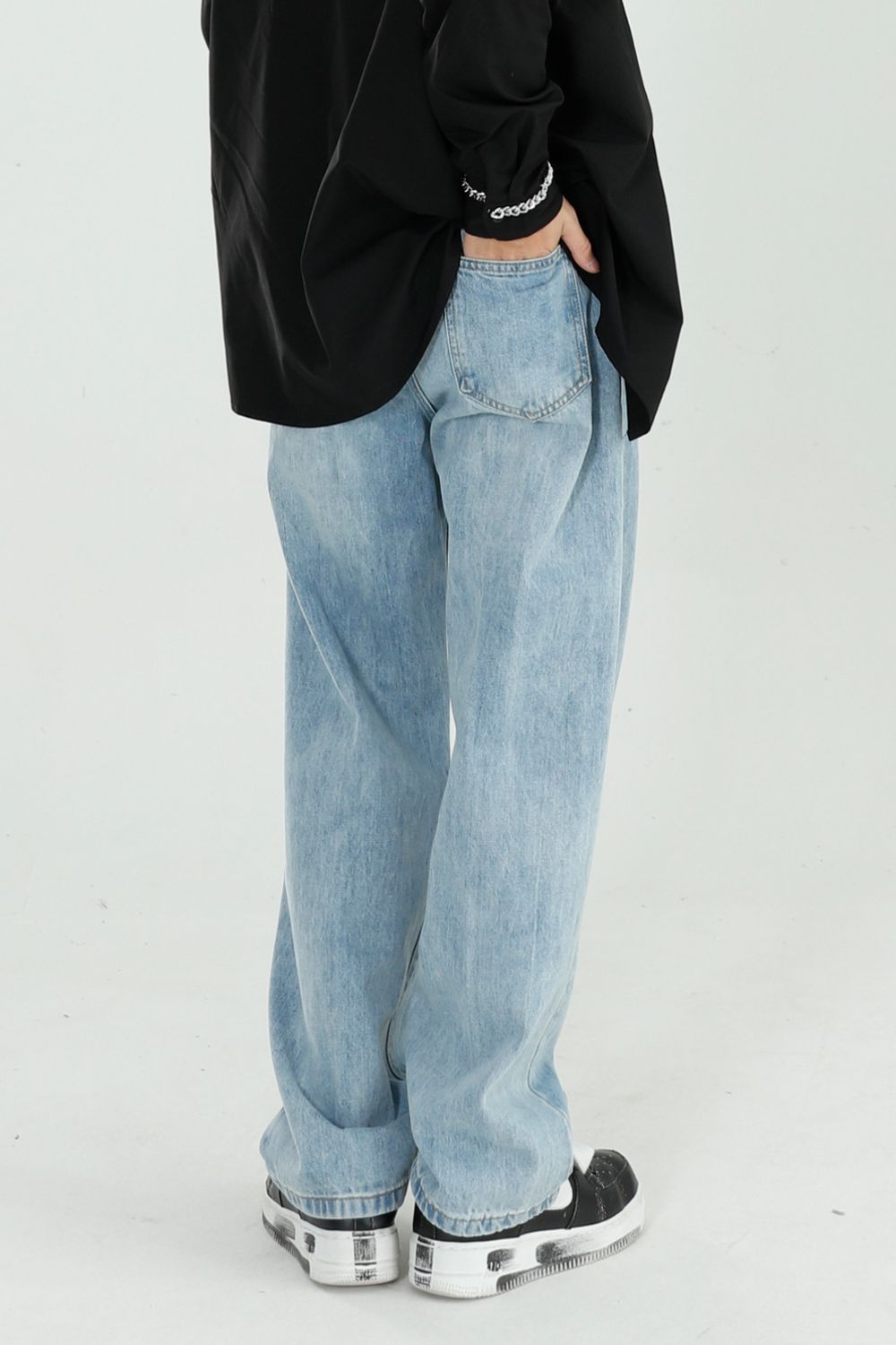 Mid Rise Wide Straight Jeans with Pockets